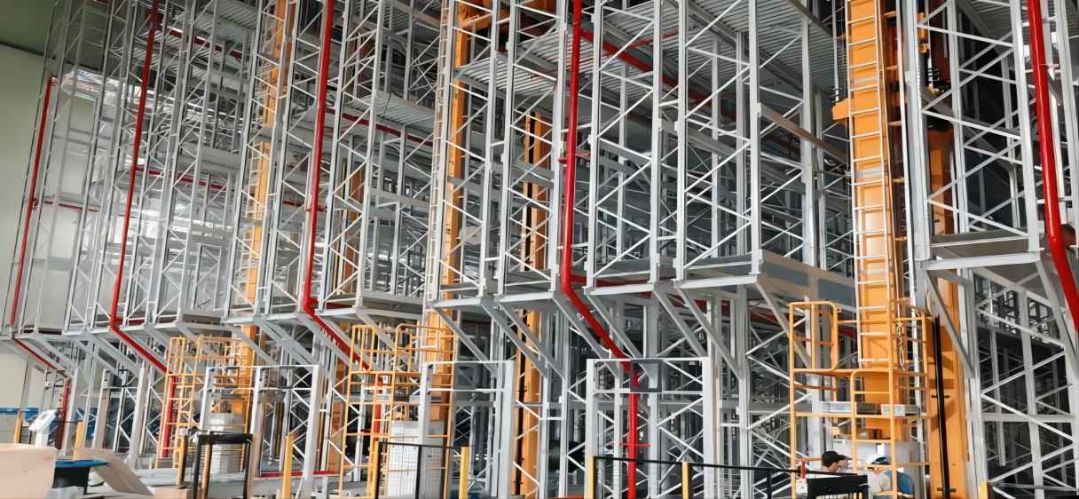 ASRS 使用什么类型的起重机？